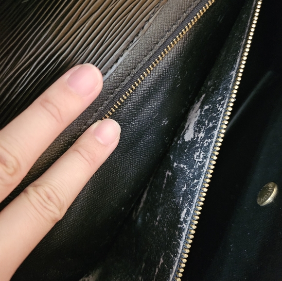 🖤 Louis Vuitton Epi Montaigne 🖤 - Picture 7 of 16